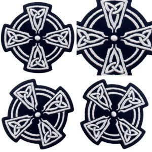 Parche Cruz Celta Negra/Blanca: ¡Dale Estilo a Tu Ropa!